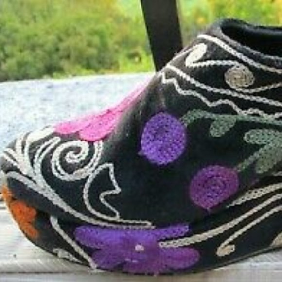 JULIE MILES ~ EMBROIDERED SLIDES / SHOES / WEDGE ~ 8 / 8.5 ~ AMAZING DETAIL!!!!! - Picture 2 of 14